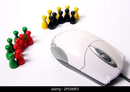 Computermaus mit bunten Spielmarken, Teambesprechung Stockfoto