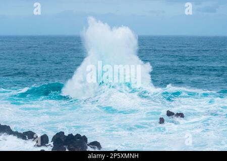 Im Meer stoßen zwei Wellen aufeinander Stockfoto