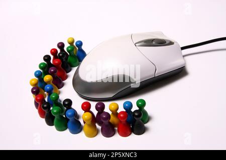 Computermaus mit bunten Spielmarken, Teambesprechung Stockfoto