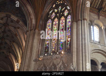 Ein großes und beeindruckendes Buntglasfenster, das in einer Ely-Kathedrale zu sehen ist Stockfoto