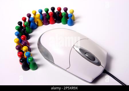 Computermaus mit bunten Spielmarken, Teambesprechung Stockfoto