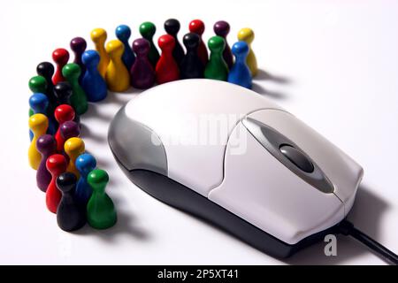 Computermaus mit bunten Spielmarken, Teambesprechung Stockfoto