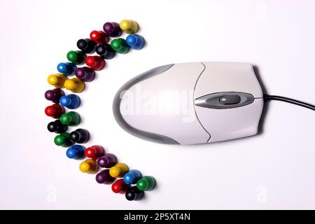 Computermaus mit bunten Spielmarken, Teambesprechung Stockfoto