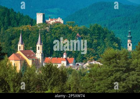 Blick auf Schloss Bruneck und Altstadt im Puster-Tal, Italien, Südtirol Stockfoto