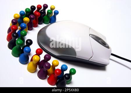 Computermaus mit bunten Spielmarken, Teambesprechung Stockfoto