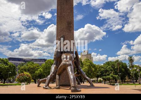 Goiania, Goias, Brasilien – 04. März 2023: Denkmal im Zentrum des Civic Square von Goiania, gewidmet den drei Rennen, die Goias erbauten: Stockfoto