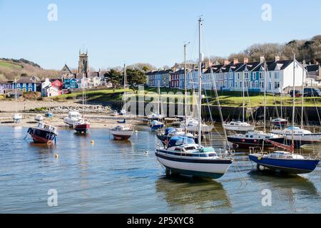 Blick entlang der Afon Aeron River Mündung zur Kirche mit Booten im Hafen bei einer Flut in attraktiven Küstenstadt festgemacht. Aberaeron Ceredigion Wales Stockfoto