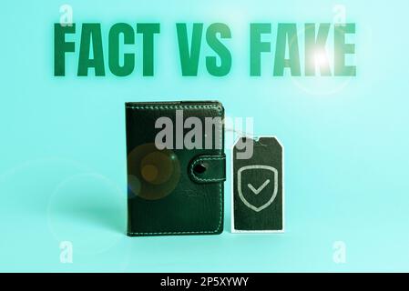 Textunterschrift mit Fakten vs. Fälschungen. Das Wort, auf dem geschrieben wird, ist wahr oder falsch. Zweifel, ob etwas echt ist Stockfoto