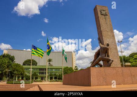 Goiania, Goias, Brasilien – 04. März 2023: Details zum Civic Square im Zentrum von Goiania, mit dem Denkmal der drei Rennen im Vordergrund. Stockfoto