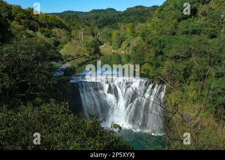 Shifen Wasserfall ist ein malerischer Wasserfall in der kleinen Stadt Shifen im Pingxi District, Taiwan. Stockfoto