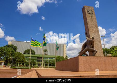 Goiania, Goias, Brasilien – 04. März 2023: Details zum Civic Square im Zentrum von Goiania, mit dem Denkmal der drei Rennen im Vordergrund. Stockfoto