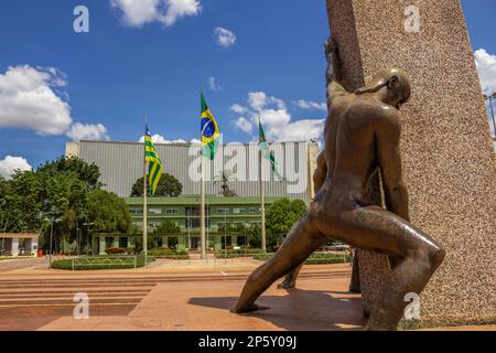 Goiania, Goias, Brasilien – 04. März 2023: Details zum Civic Square im Zentrum von Goiania, mit dem Denkmal der drei Rennen im Vordergrund. Stockfoto