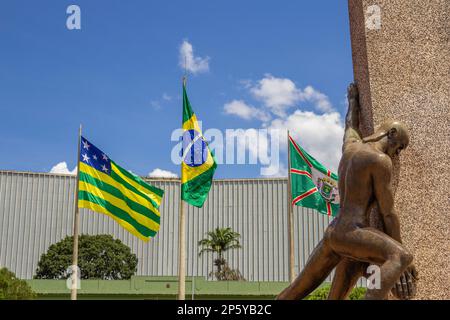 Goiania, Goias, Brasilien – 04. März 2023: Details zum Civic Square im Zentrum von Goiania, mit dem Denkmal der drei Rennen im Vordergrund. Stockfoto