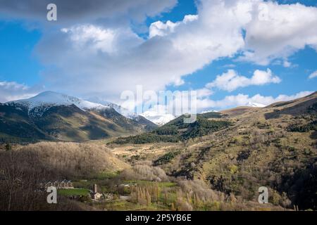 Taüll und Berge des Nationalparks Aigüestortes i Estany de Sant Maurici, Vall Boí, Lleida, Katalonien, Spanien Stockfoto