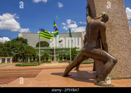 Goiania, Goias, Brasilien – 04. März 2023: Details zum Civic Square im Zentrum von Goiania, mit dem Denkmal der drei Rennen im Vordergrund. Stockfoto