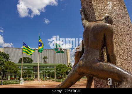 Goiania, Goias, Brasilien – 04. März 2023: Details zum Civic Square im Zentrum von Goiania, mit dem Denkmal der drei Rennen im Vordergrund. Stockfoto