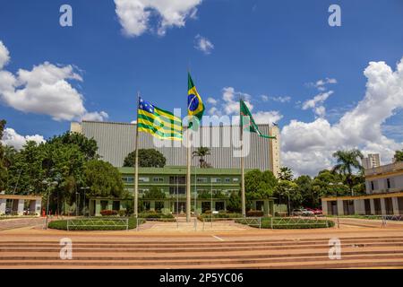 Goiania, Goias, Brasilien – 04. März 2023: Panoramablick auf den Bürgerplatz im Zentrum von Goiania mit den drei angehobenen Flaggen. Stockfoto