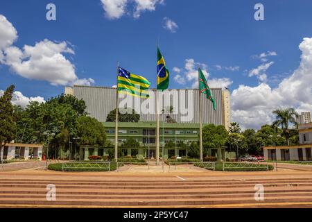 Goiania, Goias, Brasilien – 04. März 2023: Panoramablick auf den Bürgerplatz im Zentrum von Goiania mit den drei angehobenen Flaggen. Stockfoto
