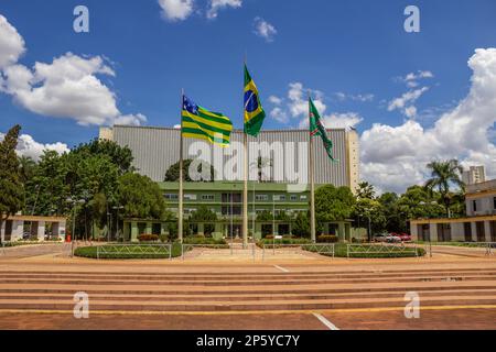 Goiania, Goias, Brasilien – 04. März 2023: Panoramablick auf den Bürgerplatz im Zentrum von Goiania mit den drei angehobenen Flaggen. Stockfoto