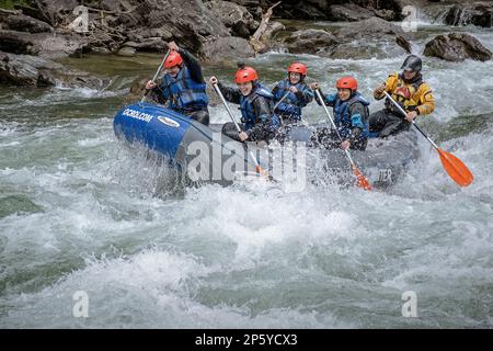 Rafting auf dem Fluss Noguera Pallaresa, Lleida, Katalonien, Spanien Stockfoto