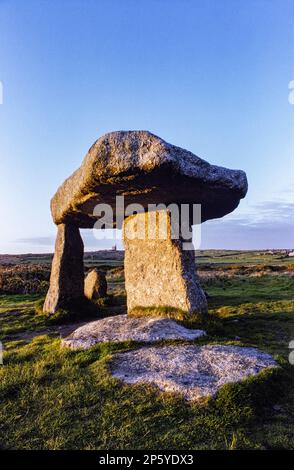 Das Lanyon Quoit liegt auf relativ niedrigem Grundstück in der Nähe der Lanyon Farm, neben der Straße Penzance-Madron-Morvah. Stockfoto