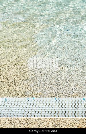 Designer-Dachgitter für touristischen Wasserpark-Pool. Transparente, saubere blaue Wasseroberfläche im Swimmingpool in der Sommerferienschließung Stockfoto