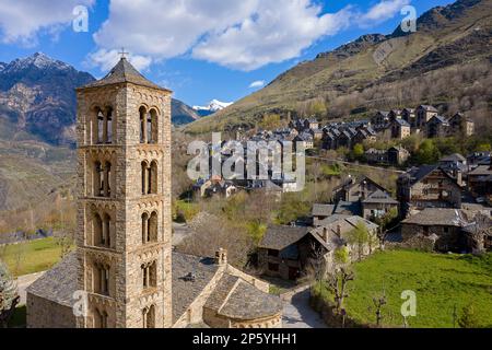 Glockenturm der Kirche Sant climent, Dorf Taüll, Vall Boí, Lleida, Katalonien, Spanien Stockfoto