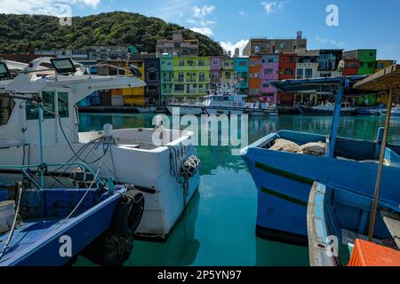 Keelung, Taiwan - 18. Februar 2023: Farbenhäuser im Fischereihafen Zhengbin in Keelung, Taiwan. Stockfoto