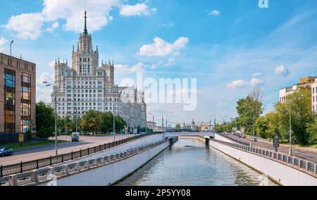 Stadtbild mit Blick auf den Fluss Yauza und das stalinistische Hochhaus am Kotelnicheskaya-Ufer, Sehenswürdigkeiten: Moskau, Russland - 04. August 2 Stockfoto