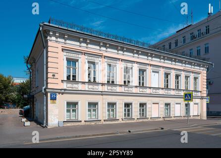 Ein altes Stadthaus aus dem 18. Bis 19. Jahrhundert in der Alexander Solschenizyn Straße, Wahrzeichen, Stadtbild: Moskau, Russland - 14. August 2022 Stockfoto