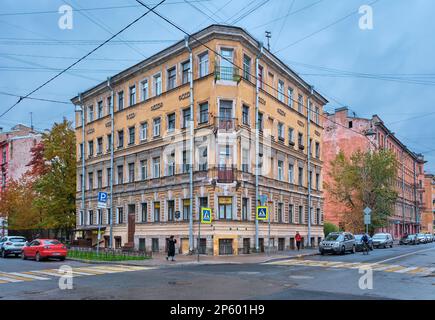 Das alte, ehemaliges profitables Haus, erbaut 1866 in der Sovetskaya Street 3., Architekt I. Bulanov, Stadtbild Petersburg, Russland - 06. Oktober 2022 Stockfoto