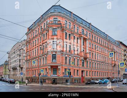 Ein 1909 erbautes Apartmenthaus an der Kreuzung der 3. Sovetskaya Street und Mytninskaya Street, Stadtbild: St. Petersburg, Russland - 06. Oktober, Stockfoto