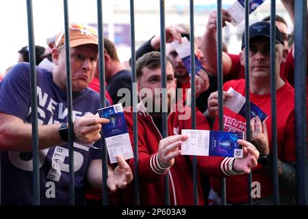 Ein Dateifoto vom 28.-05-2022 von Liverpool-Fans, die vor dem Boden festsitzen, während sie ihre Spielkarten zeigen. Die UEFA erstattet Liverpool-Fans, die Tickets für das chaotische Champions League-Finale der letzten Saison gekauft haben, nachdem sie das „negative Erlebnis“ anerkannt haben. Ausgabedatum: Dienstag, 7. März 2023. Stockfoto