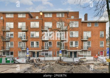 Ein Apartmentgebäude wird auf der Baustelle gebaut, wo es abgerissen wird, um Platz für Apartments und Wohnungen zu machen Stockfoto