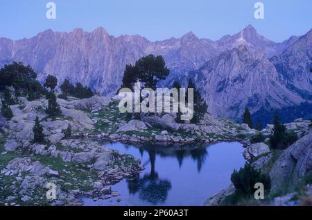 Einer der Amitges-Seen, im Hintergrund mit Blick auf Els Encantats, Monestero, Subenuix und Portarró, Aigüestortes i Estany de Sant Maurici National P. Stockfoto