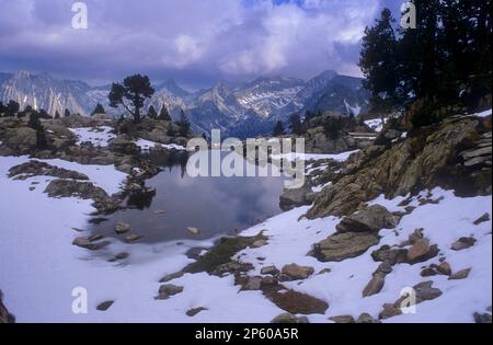 Einer der Amitges-Seen, im Hintergrund mit Blick auf Els Encantats, Monestero, Subenuix und Portarró, Aigüestortes i Estany de Sant Maurici National P. Stockfoto