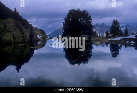 Einer der Amitges-Seen, im Hintergrund mit Blick auf die Els Encantats Gipfel, Aigüestortes i Estany de Sant Maurici Nationalpark, Pyrenäen, Lleida Provinz, Cat Stockfoto