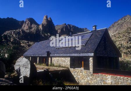 Amitges Zufluchtsort, im Hintergrund 'Agulles d'Amitges' Gipfel, Aigüestortes i Estany de Sant Maurici Nationalpark, Pyrenäen, Lleida Provinz, Katalon Stockfoto