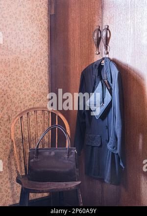 Altmodische 1950er-Kleider hängen in einem Schrank im Schlafzimmer auf. Stockfoto