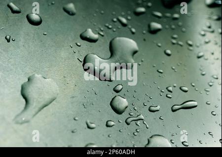 Wassertropfen auf einer Metalloberfläche Stockfoto