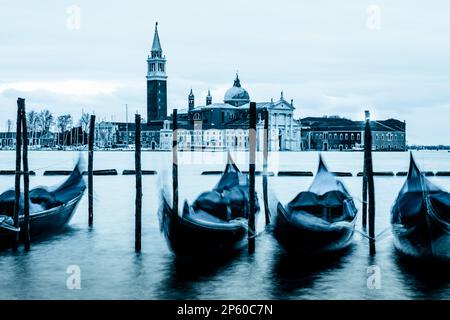 Die Gondelstation am Markusplatz in Venedig bei Sonnenaufgang. Stockfoto
