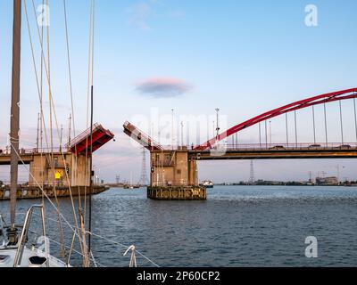 Beweglicher Teil der Straßenbrücke Schellingwouderbrug, die für Boote auf dem Fluss Buiten IJ, Amsterdam, geöffnet ist Stockfoto