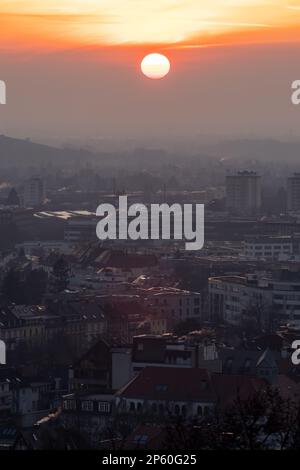 Sonnenuntergang über freiburg im breisgau im Winter Stockfoto