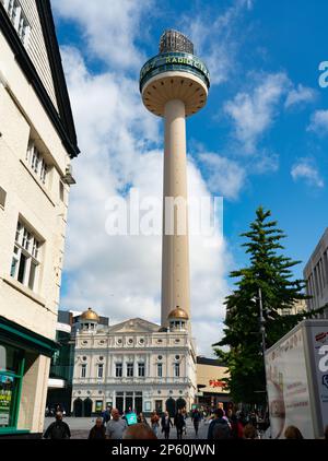 St John's Beacon, Williamson Square, The Playhouse Theatre, Liverpool. Aufgenommen im Juli 2022. Stockfoto