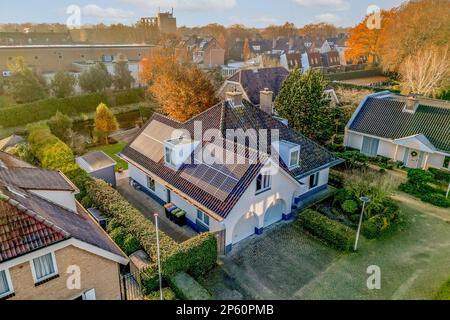 Einige Häuser mit Sonnenkollektoren auf dem Dach und ein Haus im Vordergrund – Bild ist aus der Vogelperspektive Stockfoto