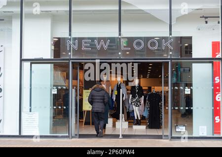 Windsor, Berkshire, Großbritannien. 6. März 2023. Der neue Look bietet 60 % Rabatt im Geschäft in Windsor. Kredit: Maureen McLean/Alamy Stockfoto