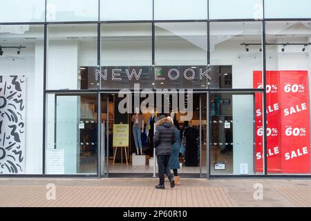 Windsor, Berkshire, Großbritannien. 6. März 2023. Der neue Look bietet 60 % Rabatt im Geschäft in Windsor. Kredit: Maureen McLean/Alamy Stockfoto