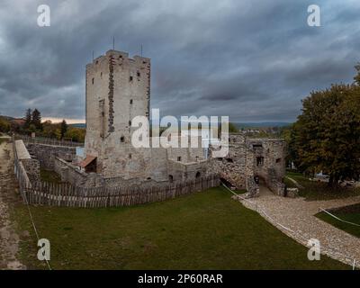 Historische Ruinen im Balaton-Gebirge Ungarn. Der Name des Forts ist Kinizsi Castle. Es heißt auch Nagyvazsony Castle. Diese Festungsruine wurde in XXI renoviert Stockfoto