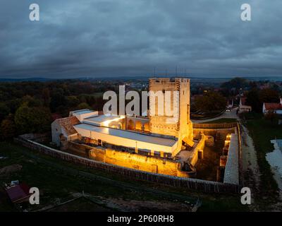 Historische Ruinen im Balaton-Gebirge Ungarn. Der Name des Forts ist Kinizsi Castle. Es heißt auch Nagyvazsony Castle. Diese Festungsruine wurde in XXI renoviert Stockfoto