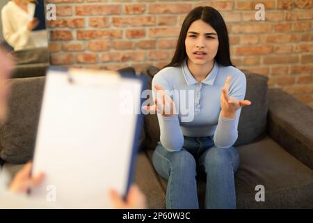 Psychische Gesundheit und psychologisches Hilfskonzept. Teenager-indianerin mit Psychotherapeut Stockfoto